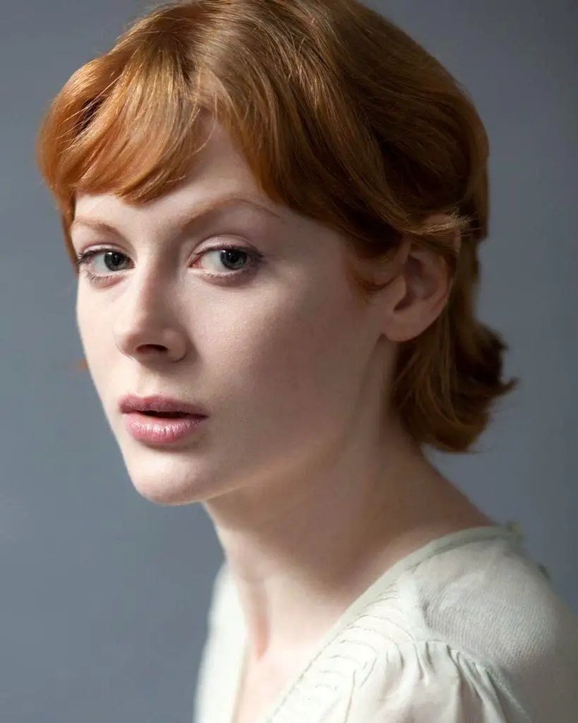 How tall is Emily Beecham?